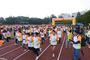 東華三院舉辦最大型特殊馬拉松兩岸四地二千名智障運動員與伴跑員攜手奔向共融